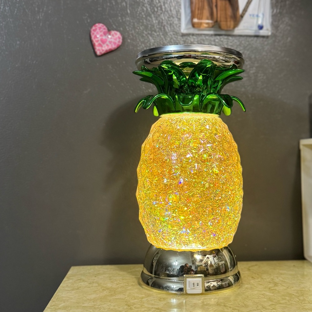 Pineapple Shaped Candle Holder, Lights up!